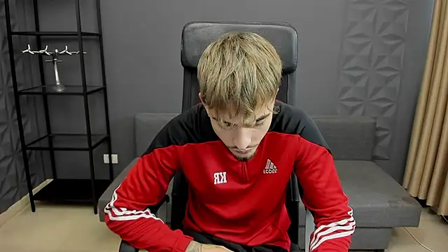 Snapshot of BrandonTate chatting on 10.09.25 BrandonTate online show from 10.09.25