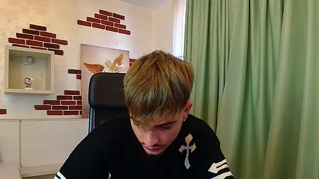 Snapshot of BrandonTate chatting on 10.10.25 BrandonTate online show from 10.10.25