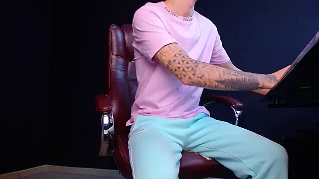 Snapshot of BrandonTate chatting on 10.30.25 BrandonTate online show from 10.30.25