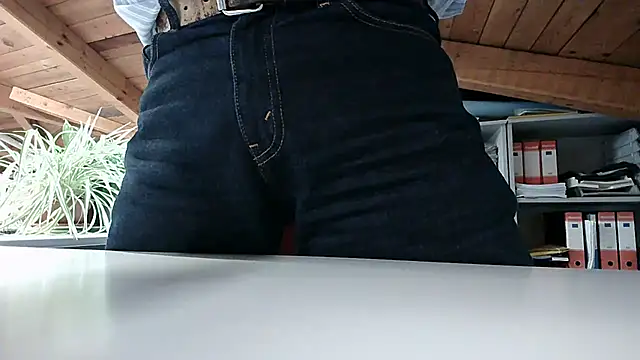 Snapshot of TWENTYONE0021 chatting on 01.16.25 TWENTYONE0021 online show from 01.16.25