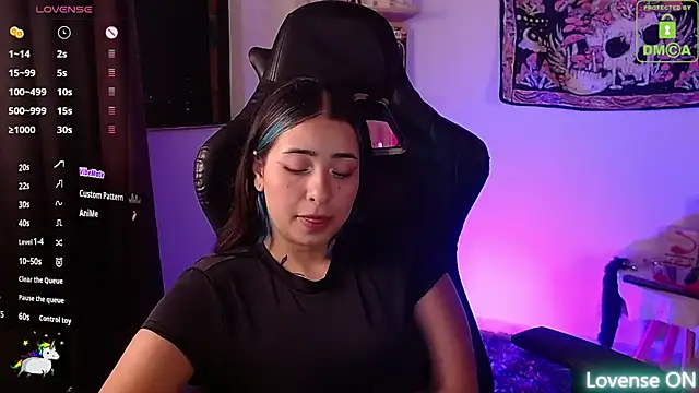 sweetcoralinee online show from 10.15.25