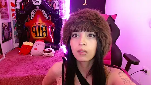 Snapshot of Kind_Scarlett chatting on 10.24.25 Kind Scarlett online show from 10.24.25