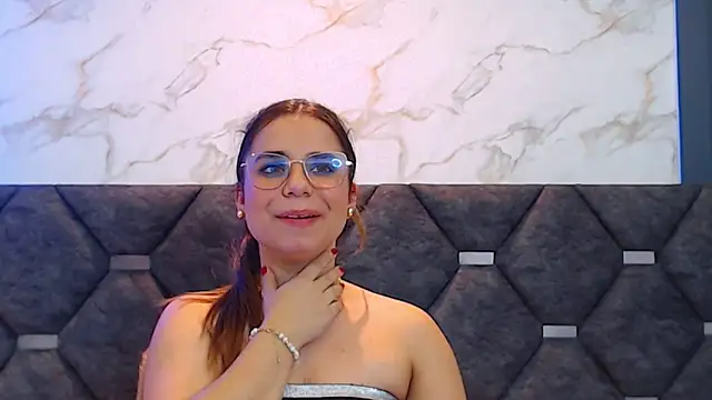 ThaniaJones online show from 03.12.25