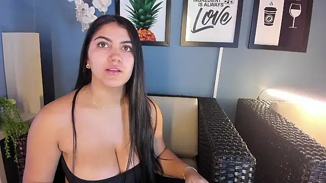 Snapshot of PaulinaDuarte chatting on 10.07.25 PaulinaDuarte online show from 10.07.25