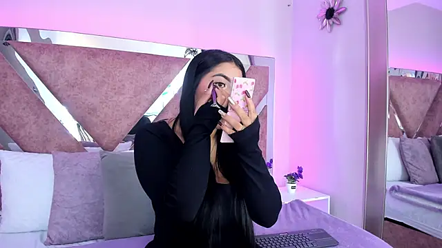 Snapshot of PaulinaDuarte chatting on 10.22.25 PaulinaDuarte online show from 10.22.25