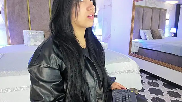 Snapshot of PaulinaDuarte chatting on 10.26.25 PaulinaDuarte online show from 10.26.25