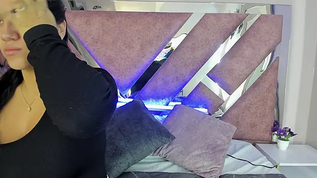 Snapshot of PaulinaDuarte chatting on 10.28.25 PaulinaDuarte online show from 10.28.25