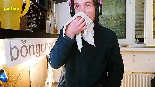 Snapshot of BongChannel chatting on 02.14.25 BongChannel online show from 02.14.25