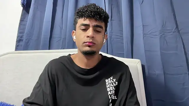 Snapshot of dominic_brandd23 chatting on 10.22.25 dominic brandd23 online show from 10.22.25