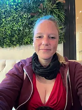 Snapshot of MoniqueLaFee chatting on 09.27.25 MoniqueLaFee online show from 09.27.25