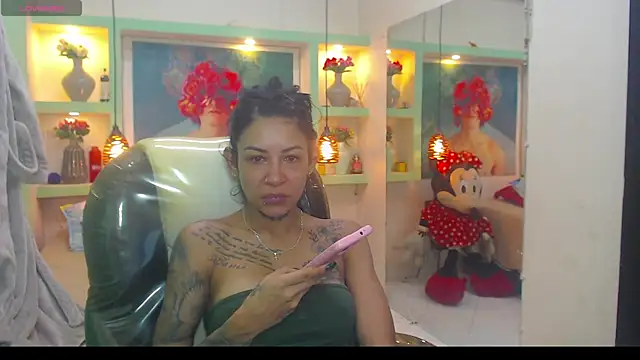 Snapshot of lorenapinto chatting on 06.24.26 lorenapinto online show from 06.24.26