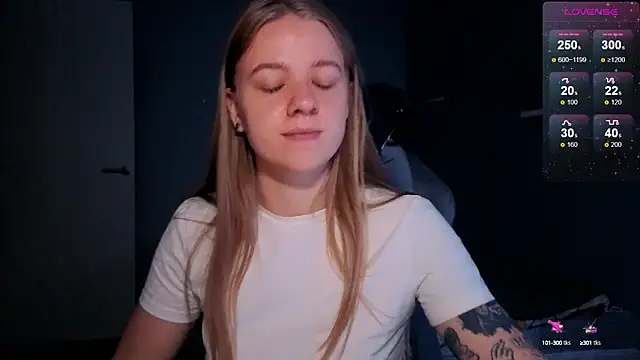 Snapshot of candy_maggie chatting on 10.08.25 candy maggie online show from 10.08.25