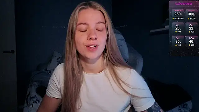 Snapshot of candy_maggie chatting on 10.13.25 candy maggie online show from 10.13.25