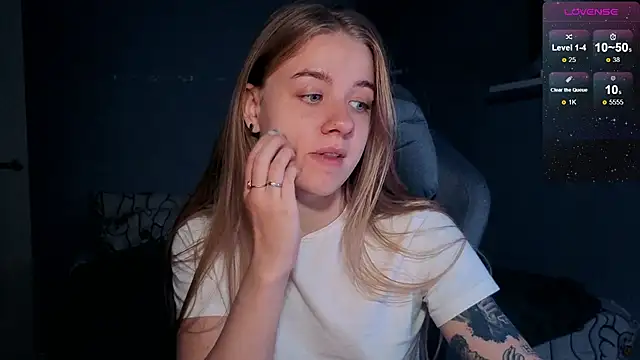 Snapshot of candy_maggie chatting on 10.28.25 candy maggie online show from 10.28.25