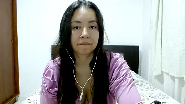 Snapshot of emely_sexx20 chatting on 09.28.25 emely sexx20 online show from 09.28.25