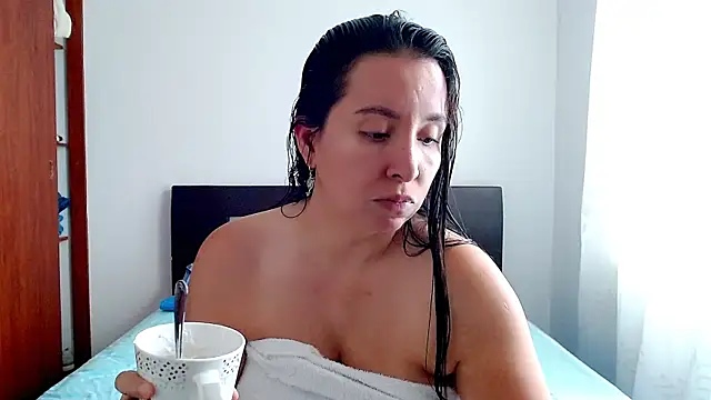 Snapshot of emely_sexx20 chatting on 10.22.25 emely sexx20 online show from 10.22.25