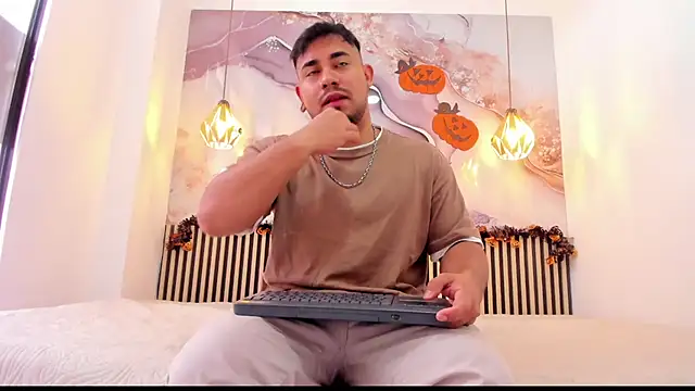 Snapshot of BrianMalonee chatting on 11.04.25 BrianMalonee online show from 11.04.25