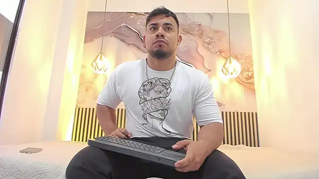 Snapshot of BrianMalonee chatting on 11.06.25 BrianMalonee online show from 11.06.25