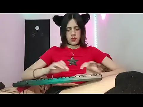 Snapshot of lucydreamm chatting on 10.02.25 lucydreamm online show from 10.02.25