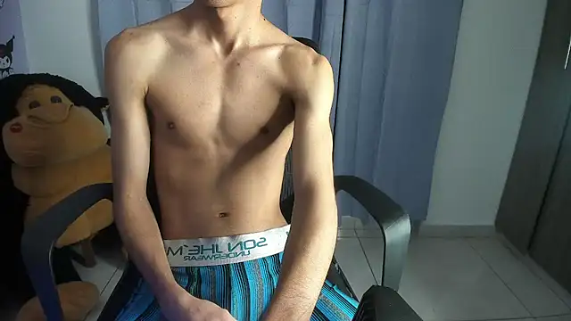 Snapshot of isaaclatino chatting on 10.05.25 isaaclatino online show from 10.05.25