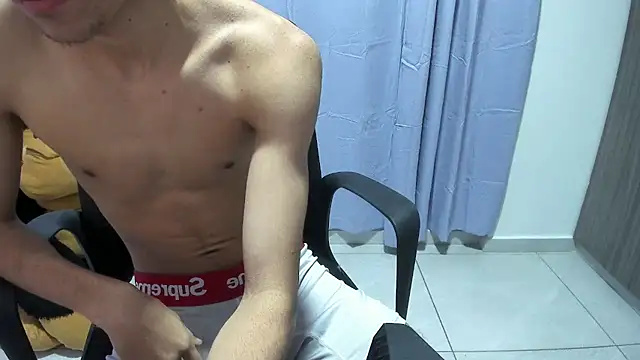 Snapshot of isaaclatino chatting on 10.15.25 isaaclatino online show from 10.15.25