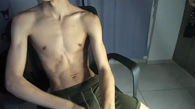 Snapshot of isaaclatino chatting on 10.24.25 isaaclatino online show from 10.24.25