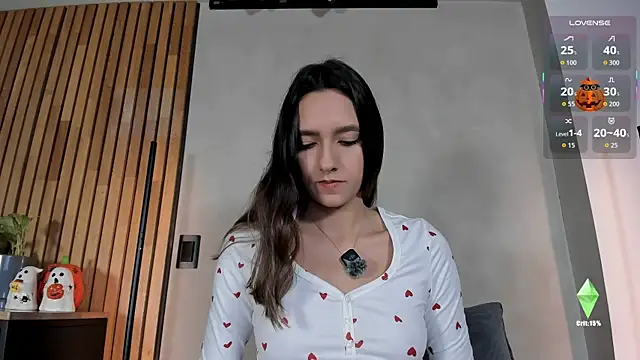 Snapshot of honeyhot69__ chatting on 10.31.25 honeyhot69 online show from 10.31.25