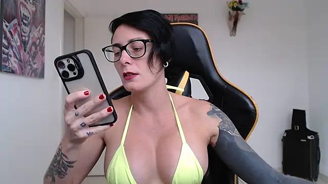 CrisBathoryxxx online show from 12.22.24