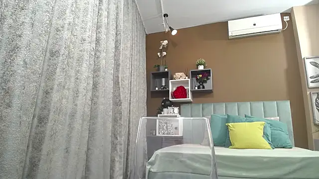 Snapshot of RebecaBlackx chatting on 10.21.25 RebecaBlackx online show from 10.21.25