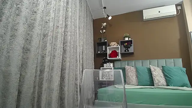 Snapshot of RebecaBlackx chatting on 11.11.25 RebecaBlackx online show from 11.11.25