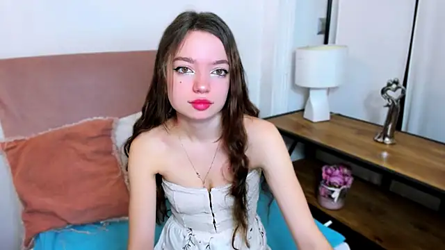 Snapshot of GraceLips chatting on 12.06.24 GraceLips online show from 12.06.24