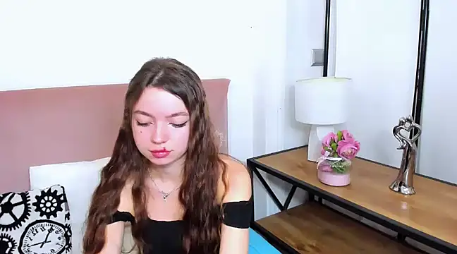 Snapshot of GraceLips chatting on 02.05.25 GraceLips online show from 02.05.25