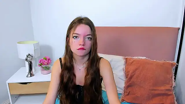 Snapshot of GraceLips chatting on 02.21.25 GraceLips online show from 02.21.25