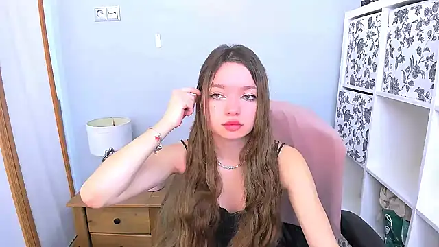 Snapshot of GraceLips chatting on 03.22.25 GraceLips online show from 03.22.25