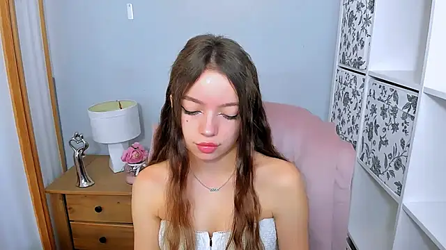 Snapshot of GraceLips chatting on 09.17.25 GraceLips online show from 09.17.25