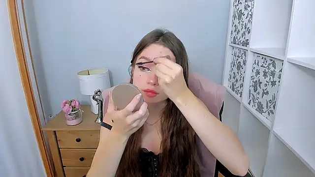 Snapshot of GraceLips chatting on 10.05.25 GraceLips online show from 10.05.25