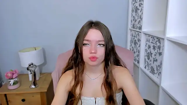 Snapshot of GraceLips chatting on 10.17.25 GraceLips online show from 10.17.25