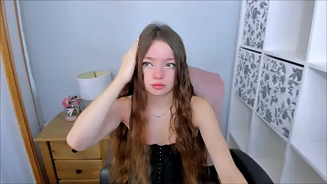 Snapshot of GraceLips chatting on 10.18.25 GraceLips online show from 10.18.25