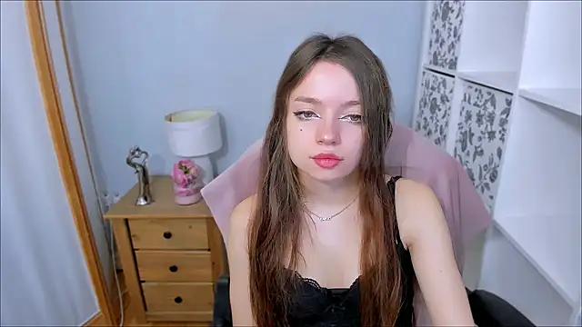 Snapshot of GraceLips chatting on 11.03.25 GraceLips online show from 11.03.25