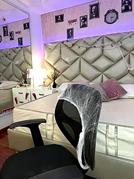 Snapshot of Brenda_Garcia chatting on 10.15.25 Brenda Garcia online show from 10.15.25