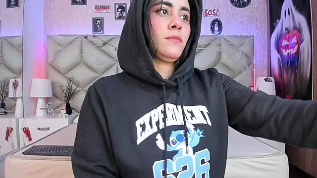 Snapshot of Brenda_Garcia chatting on 10.22.25 Brenda Garcia online show from 10.22.25