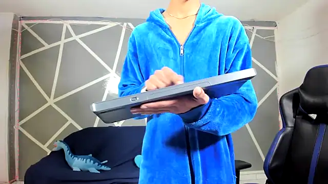 oliverhot2005 online show from 12.12.24