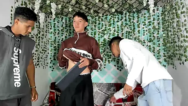 oliverhot2005 online show from 02.22.25