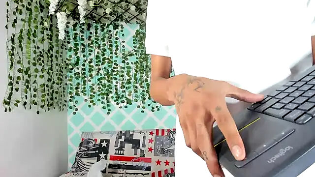 oliverhot2005 online show from 03.16.25