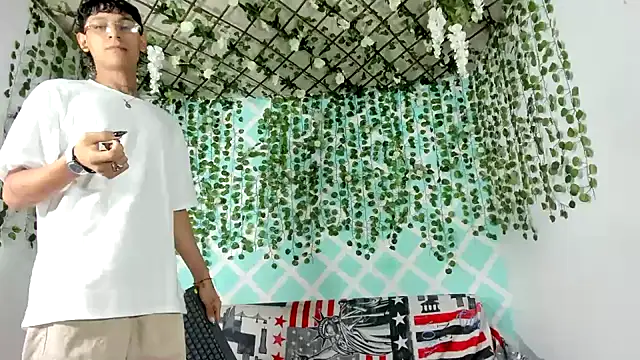 oliverhot2005 online show from 03.17.25