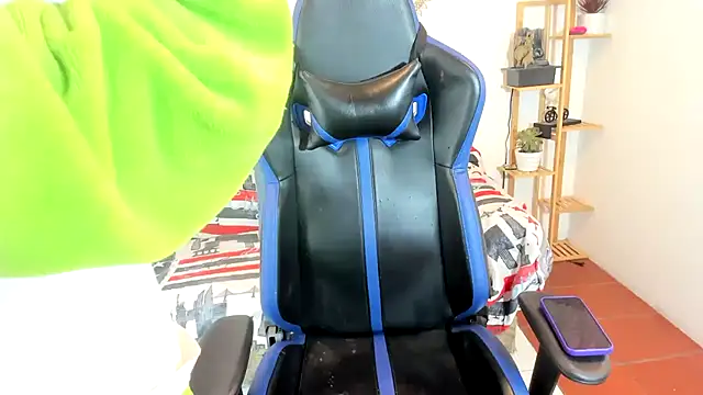 oliverhot2005 online show from 10.21.25