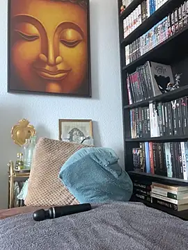 Luccreccia  online show from 10.20.25