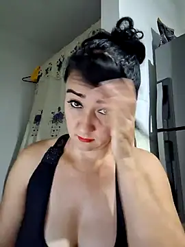 Snapshot of taalia chatting on 12.22.24 taalia online show from 12.22.24