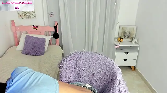 Snapshot of cute_roxy chatting on 10.21.25 cute roxy online show from 10.21.25