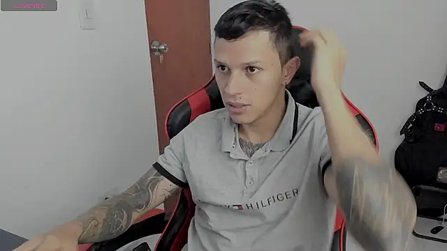 Snapshot of davebrow chatting on 10.18.25 davebrow online show from 10.18.25